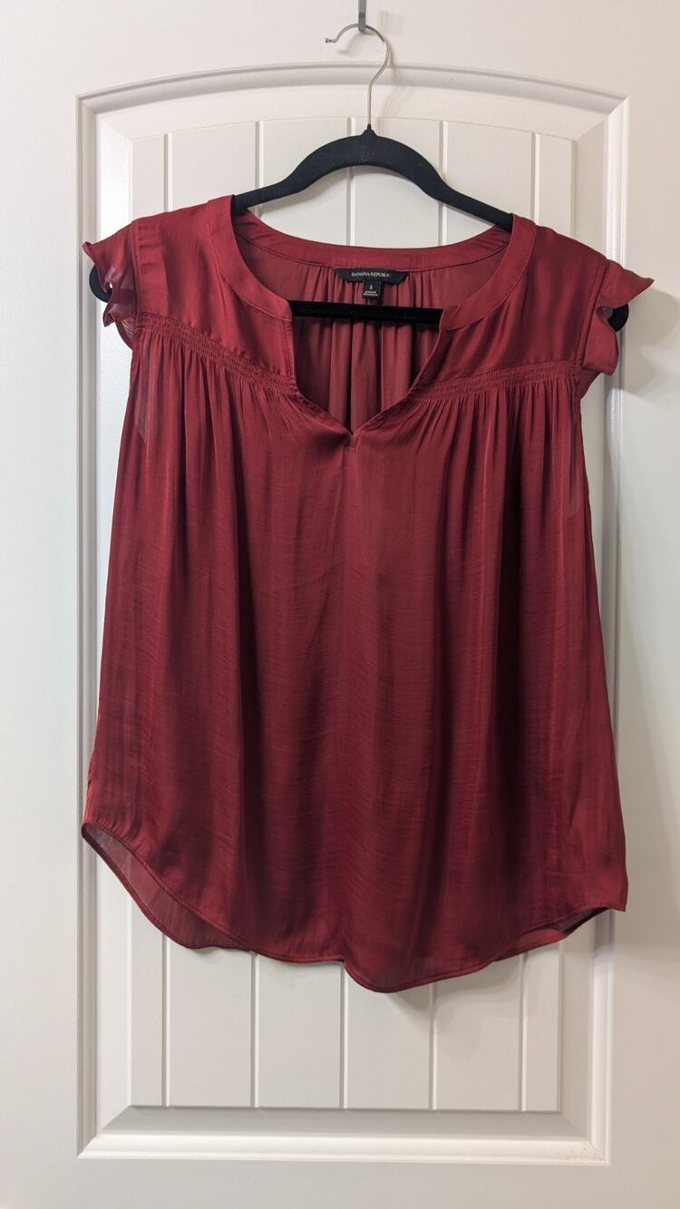 Banana Republic Women’s Small Burgundy Satin Blouse Flutter Sleeve V Neck